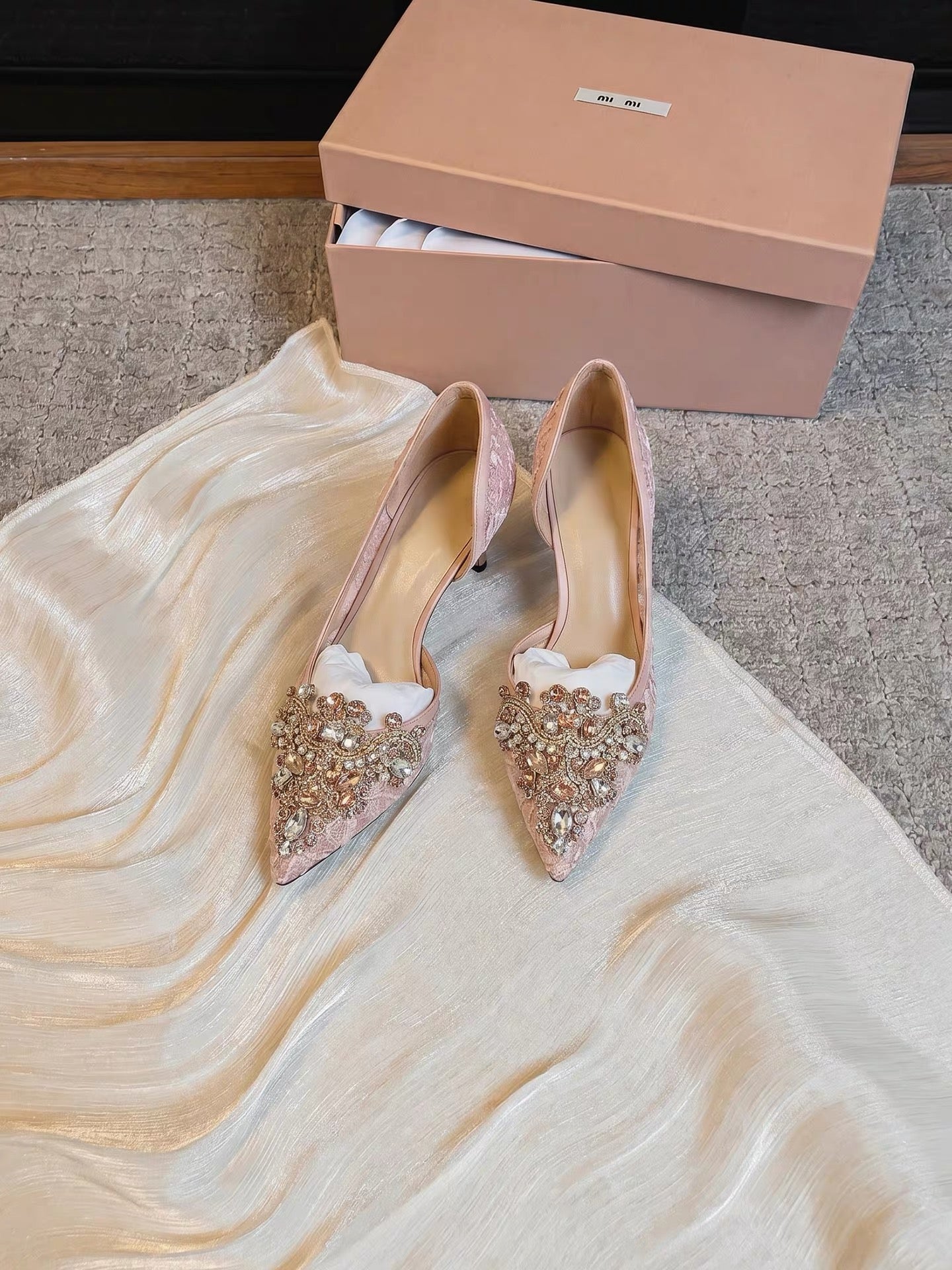 Jianghou Exquisite & Comfortable Bridal Shoes: Nude-Pink Pointed-Toe Stiletto Pumps with Side Cutouts and Lace Detail