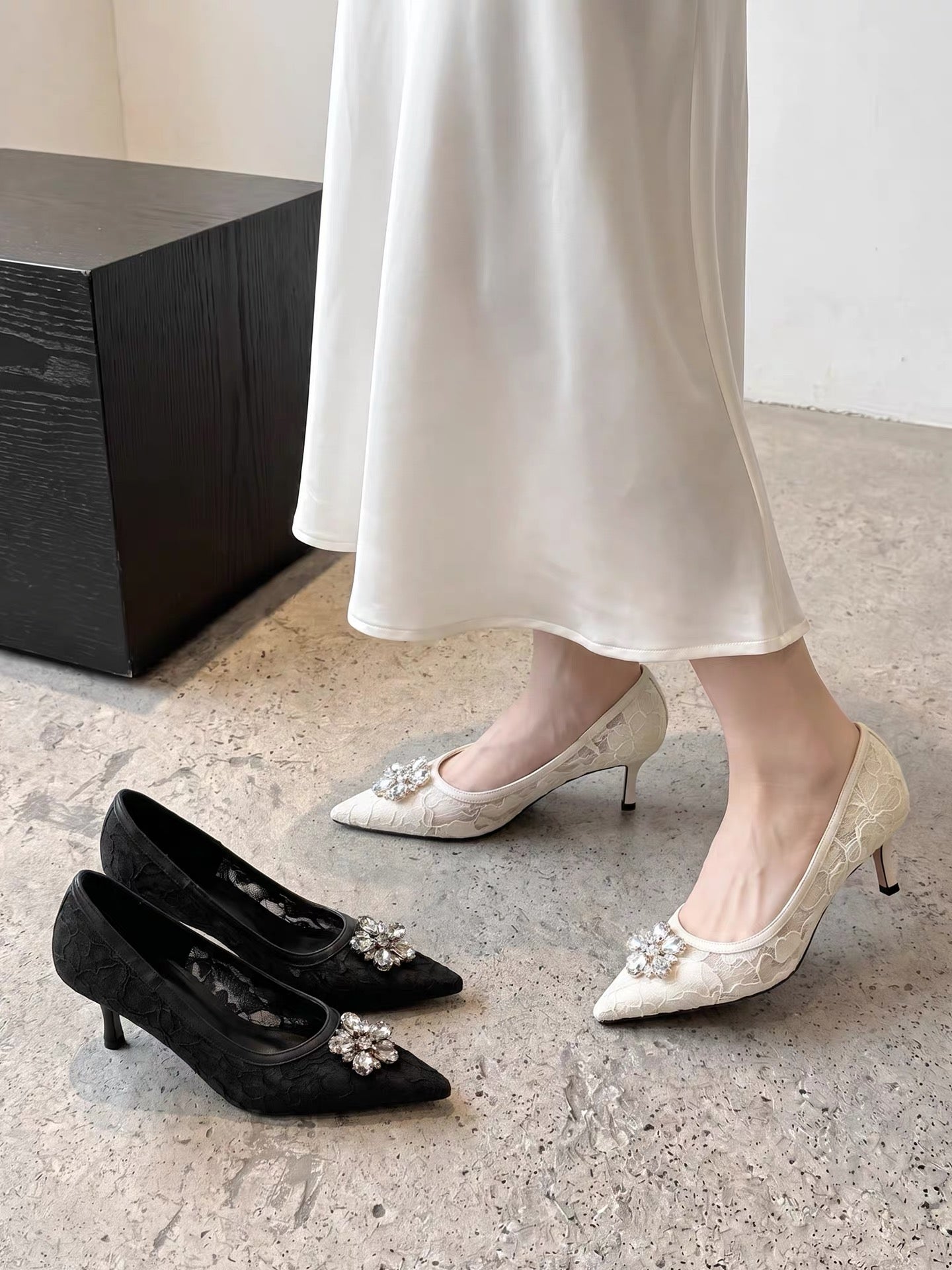 Jianghou Women's Shoes: 2026 New Bridal Shoes for the Main Wedding Gown—Elegant Pointed-Toe Stiletto High Heels with Rhinestones.
