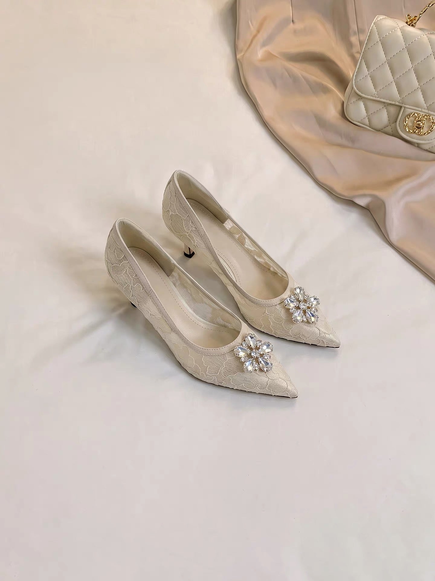 Jianghou Women's Shoes: 2026 New Bridal Shoes for the Main Wedding Gown—Elegant Pointed-Toe Stiletto High Heels with Rhinestones.