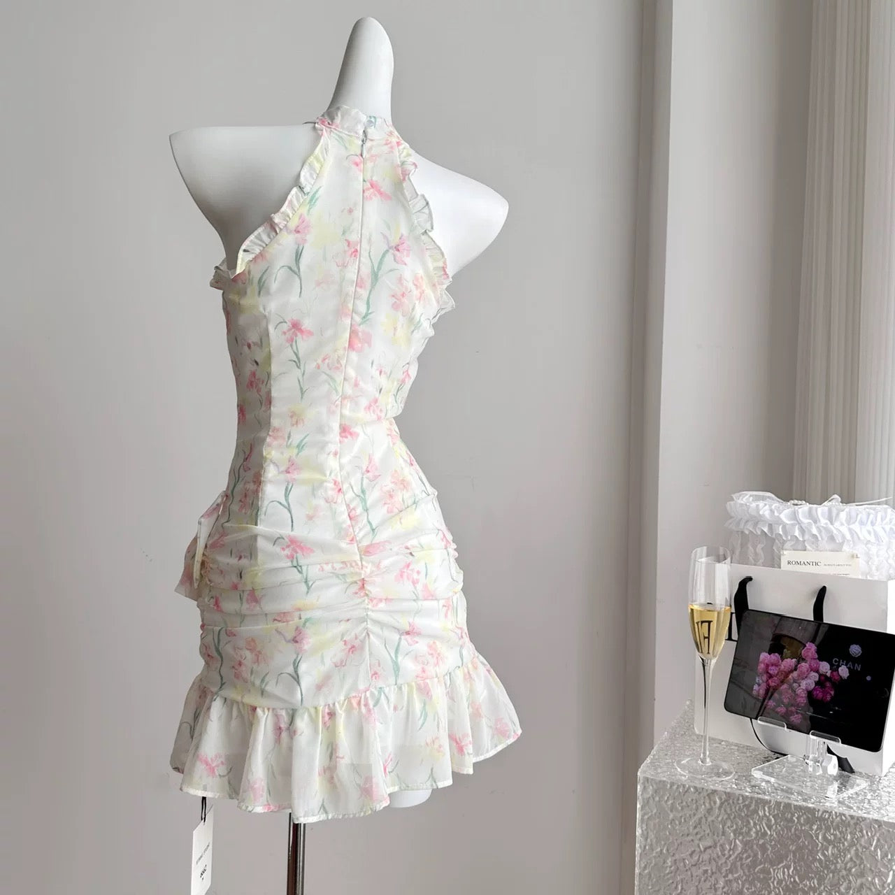 Youni's homemade, unheard flower name, pure desire halterneck floral dress, waist-cinching pleated short skirt for small people
