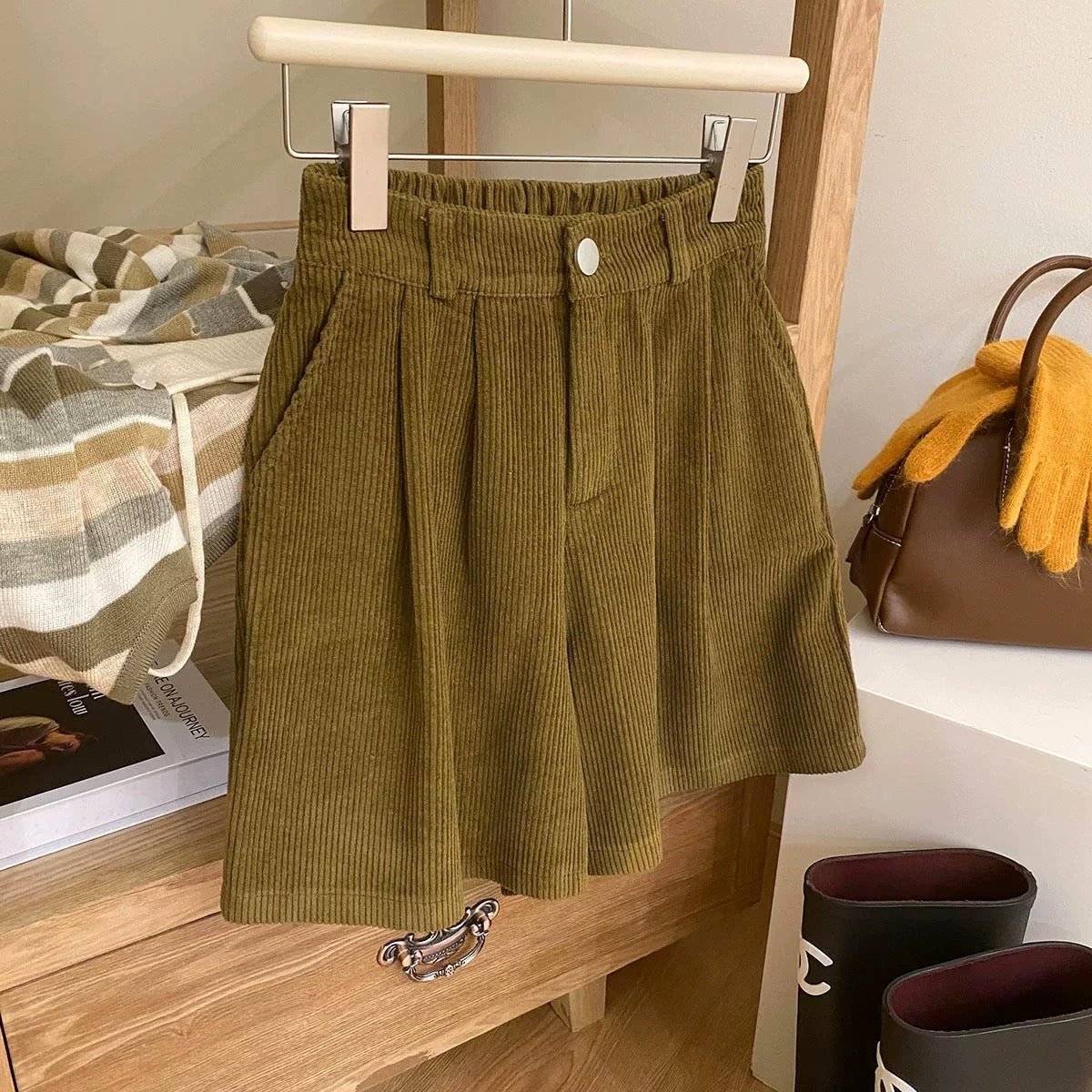 Retro Japanese-style retro corduroy wide-leg shorts for women in autumn and winter high-waisted loose and versatile temperament outer boot pants
