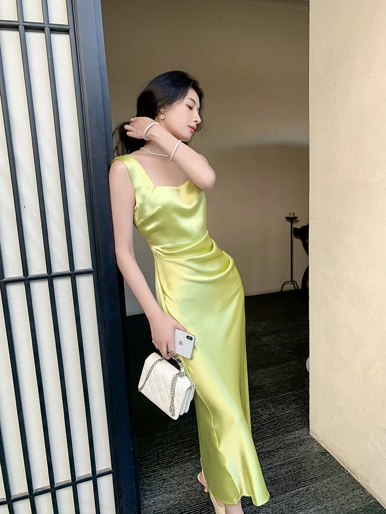 High-end celebrity whitening and slimming French resort style green acetate suspender dress 2024 new women's summer