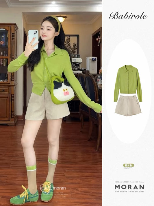 Dopamine is paired with a two-piece set of slim long-sleeved polo collar green knitted shirt, top and shorts in early autumn.