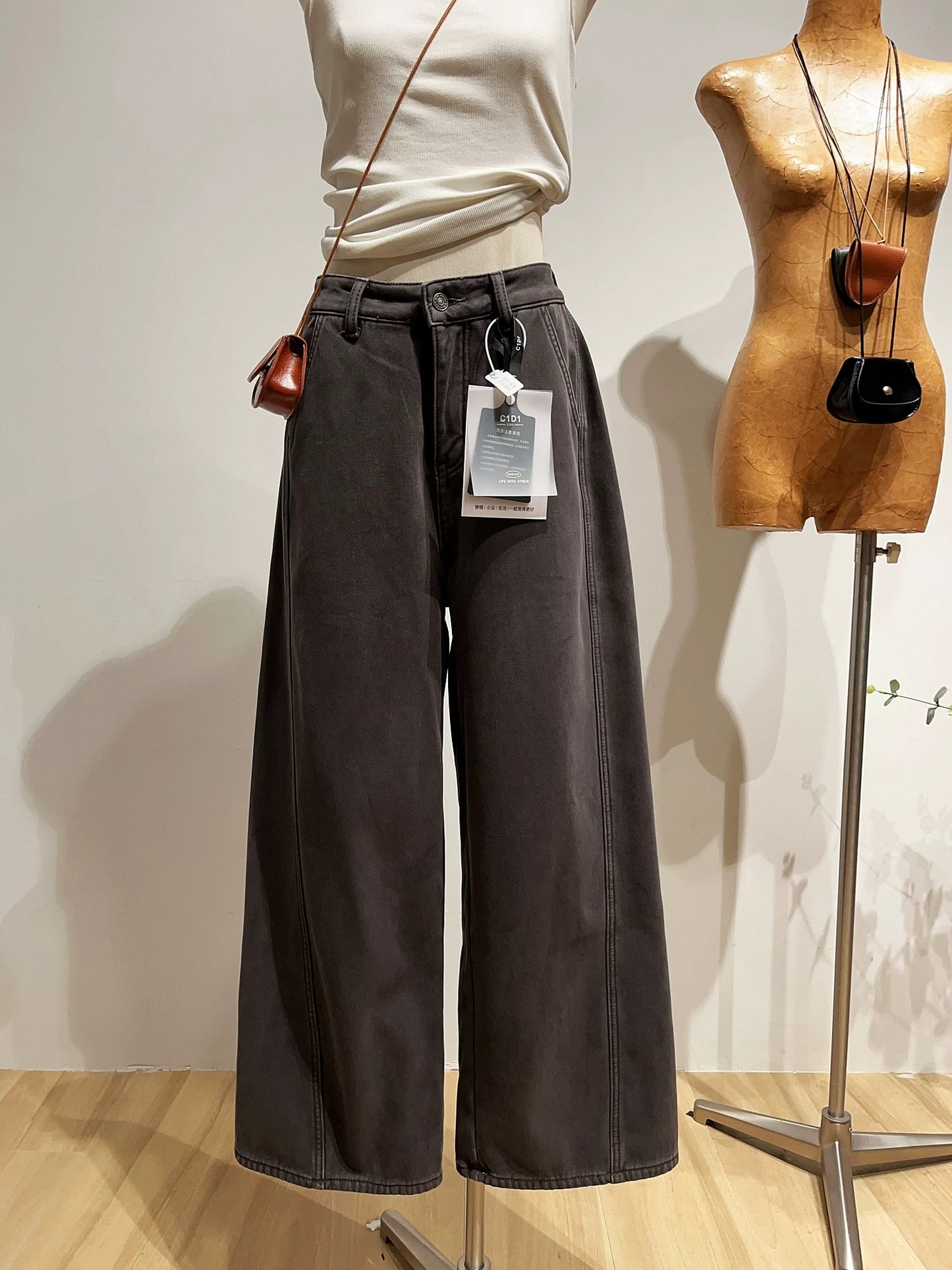 Retro high-waisted fleece-lined curved jeans for women, loose fit, slimming wide-leg trousers for winter.
