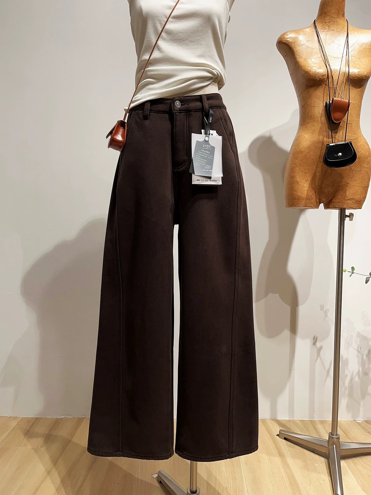 Retro high-waisted fleece-lined curved jeans for women, loose fit, slimming wide-leg trousers for winter.