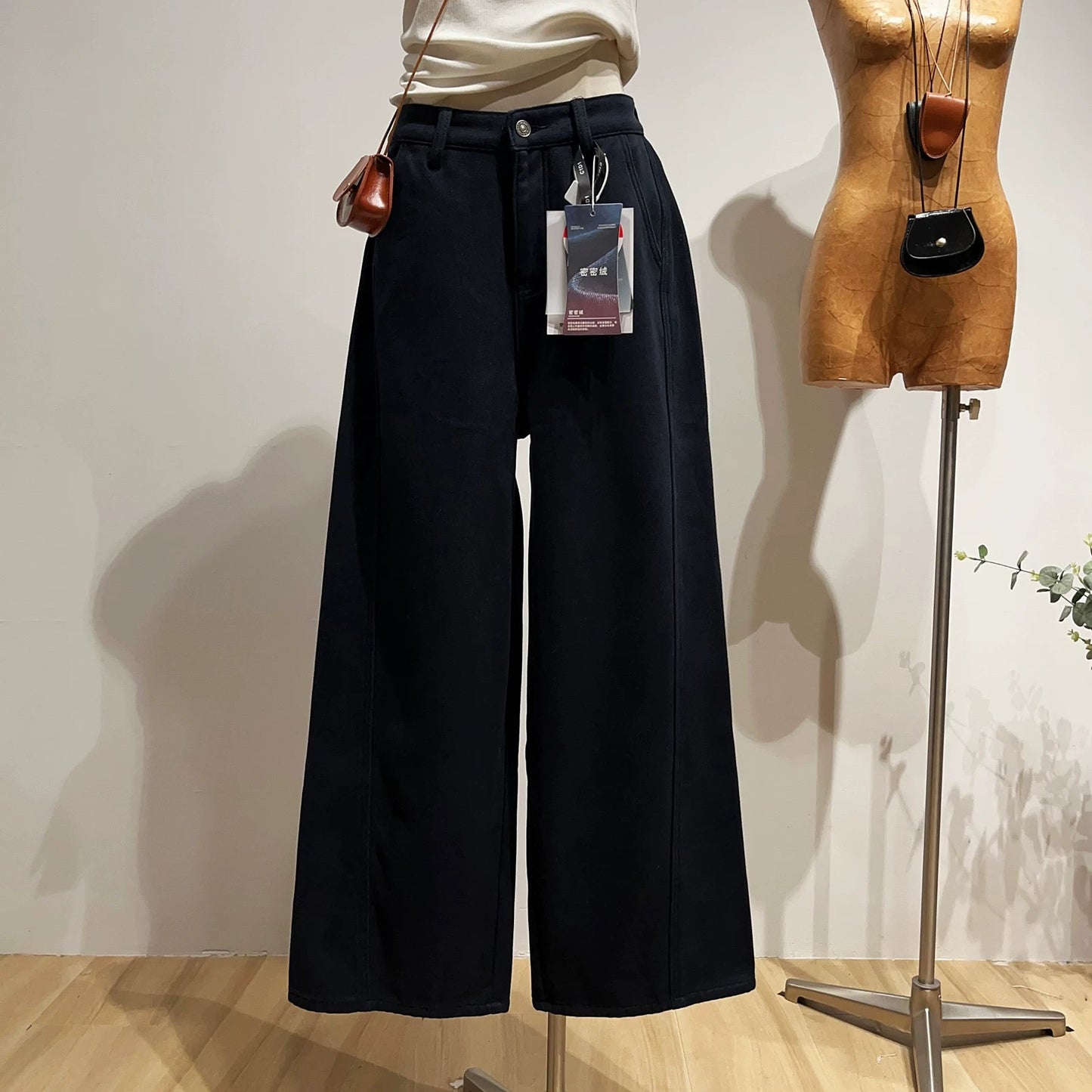 Retro high-waisted fleece-lined curved jeans for women, loose fit, slimming wide-leg trousers for winter.