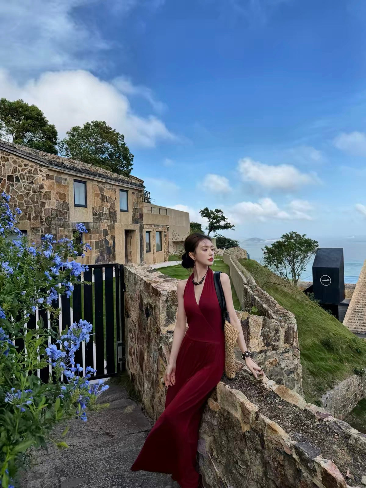 Feng Xinying "Wine Red Elegance" – Women's French-style vintage fitted sleeveless halter dress featuring a sexy crisscross V-neck and open back.