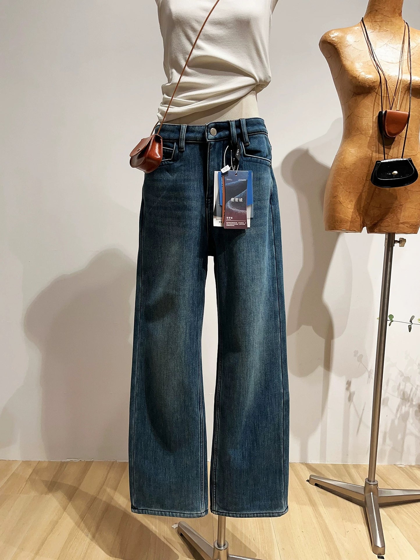 Loose-fitting, versatile, fleece-lined straight-leg jeans for women, slimming high-waisted floor-length pants for winter.