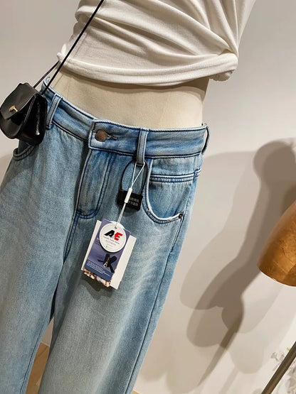 Fleece-lined curved denim jeans for women, versatile high-waisted, loose-fitting, warm wide-leg pants for winter.