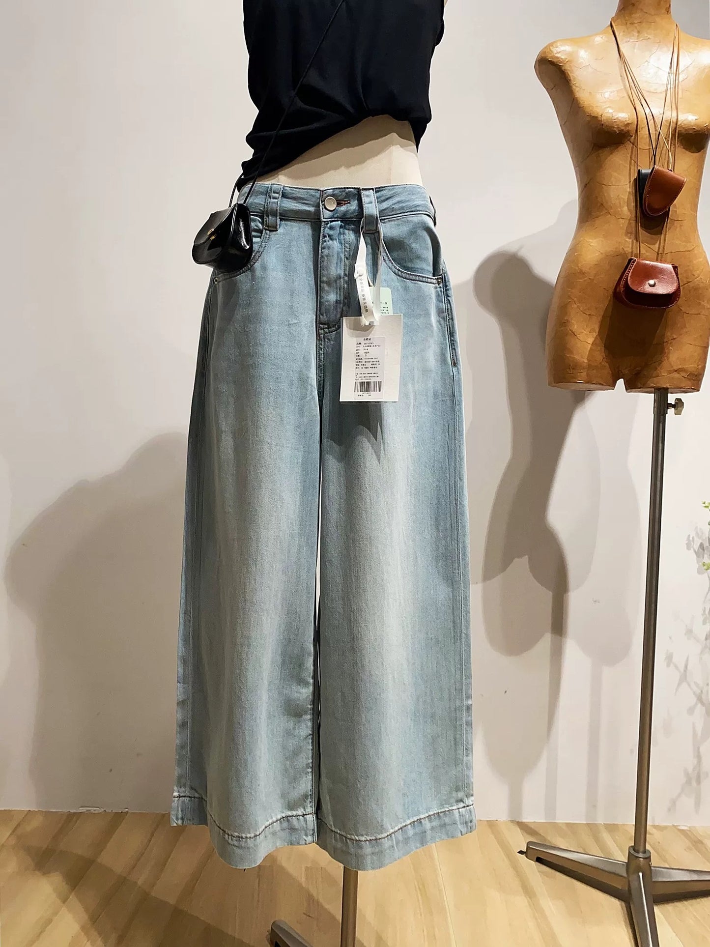 Women's washed blue wide-leg jeans, loose fit, slimming, high-waisted, cropped straight leg pants for spring and autumn.