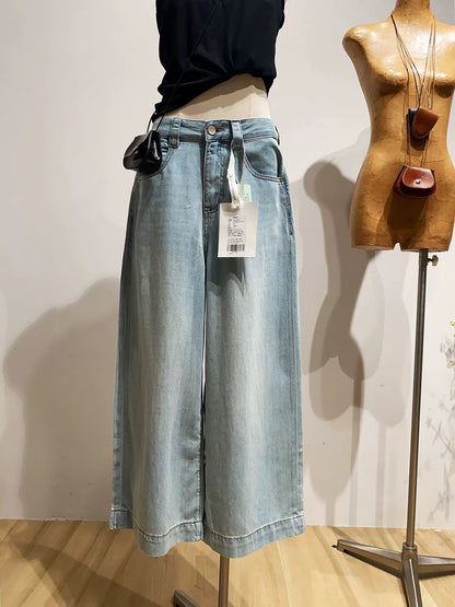 Women's washed blue wide-leg jeans, loose fit, slimming, high-waisted, cropped straight leg pants for spring and autumn.