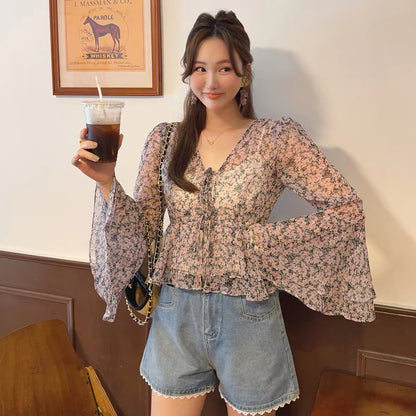 [Regular Price: 317 | Clearance Flash Sale: No Returns or Exchanges] Youthful Floral Blouse with V-Neck, Cinched Waist, and Flared Sleeves