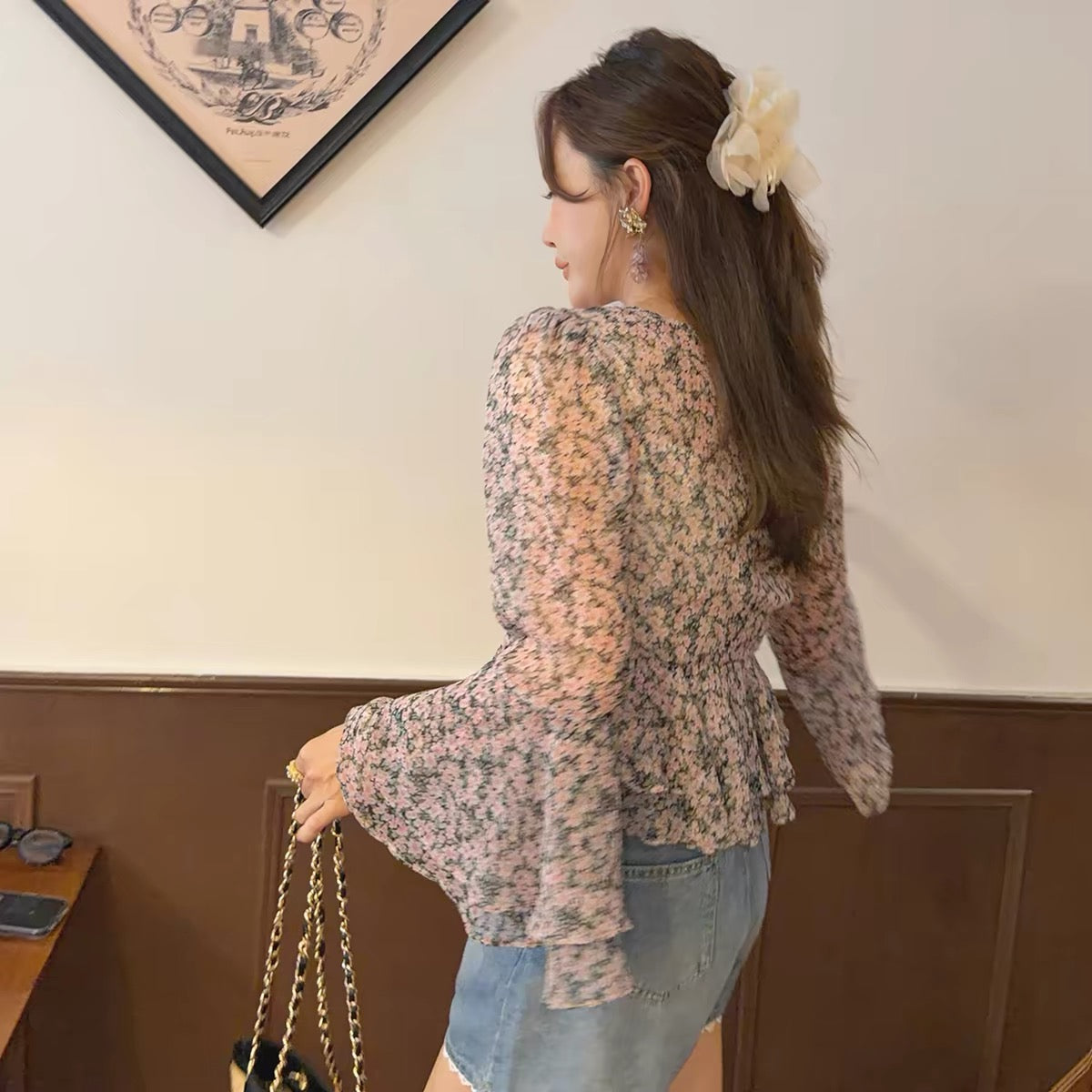[Regular Price: 317 | Clearance Flash Sale: No Returns or Exchanges] Youthful Floral Blouse with V-Neck, Cinched Waist, and Flared Sleeves