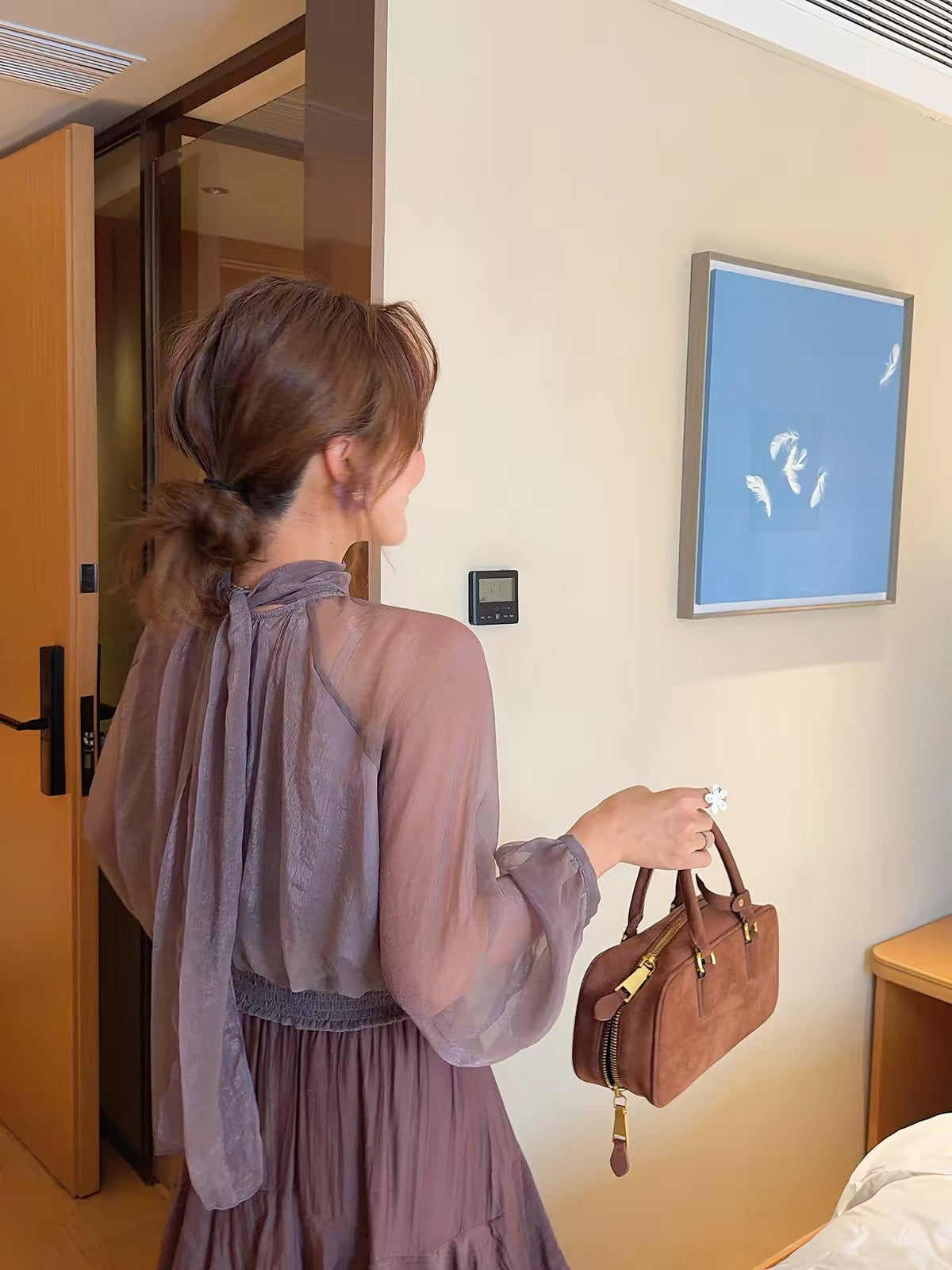 Ji-young Unnie: High-neck French-style "quiet luxury" shirt—2026 Early Autumn new arrival; a chic, loose-fitting, and slimming sheer blouse.