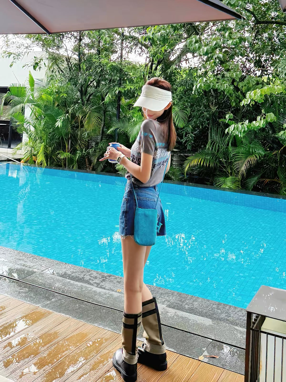 Li Li Li Wanjun 'Classic Style' High-Waisted Raw-Hem Blue Denim Shorts – Vintage, Loose-Fit, Slimming, and Versatile