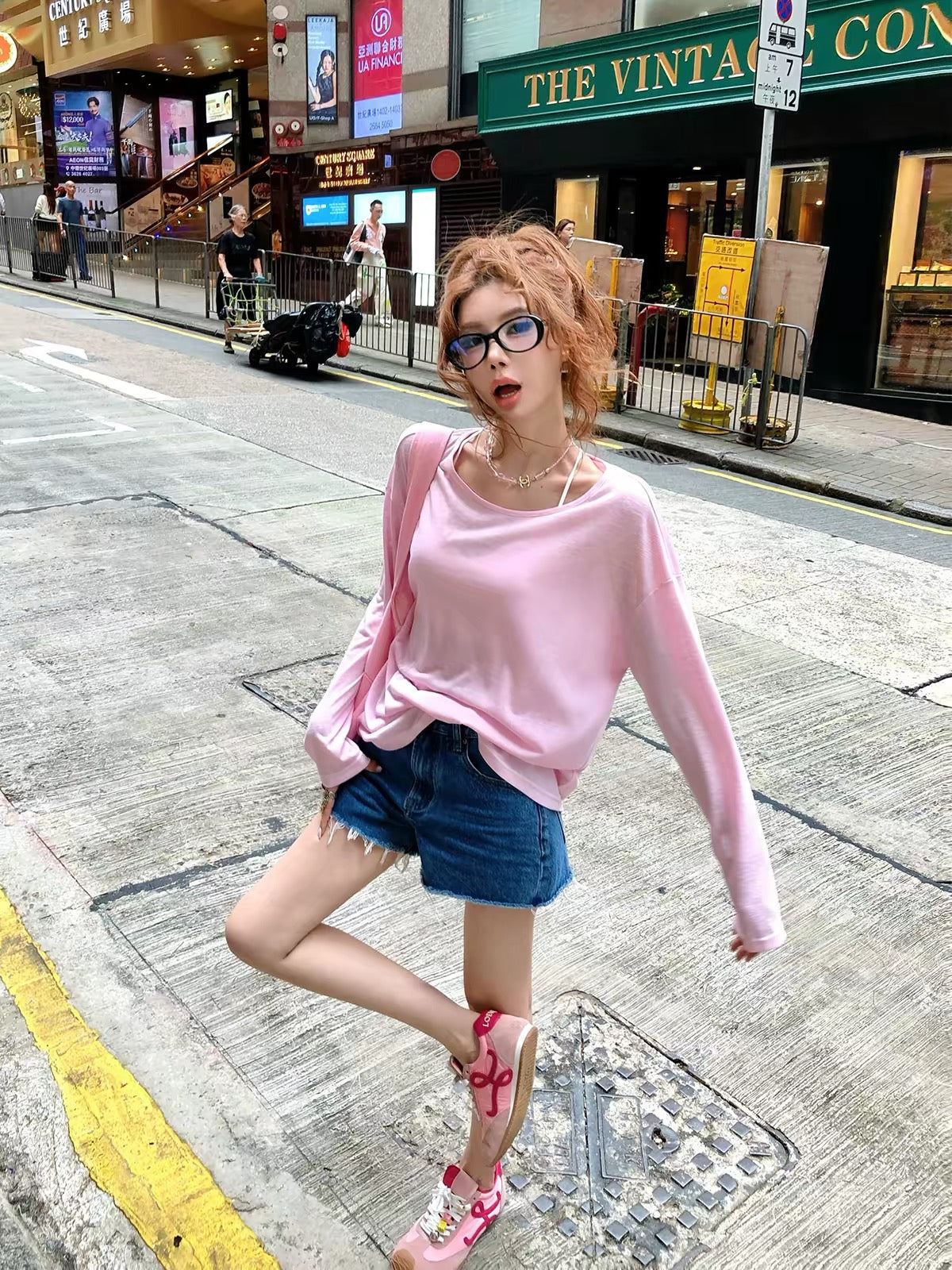Li Li Li Wanjun 'Classic Style' High-Waisted Raw-Hem Blue Denim Shorts – Vintage, Loose-Fit, Slimming, and Versatile