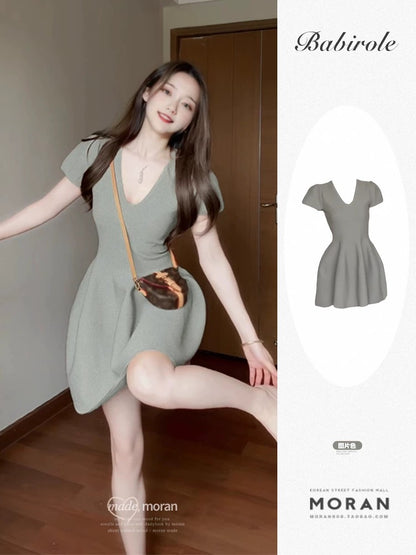 Summer French simple and elegant V-neck dress for small women, new A-line niche design short skirt