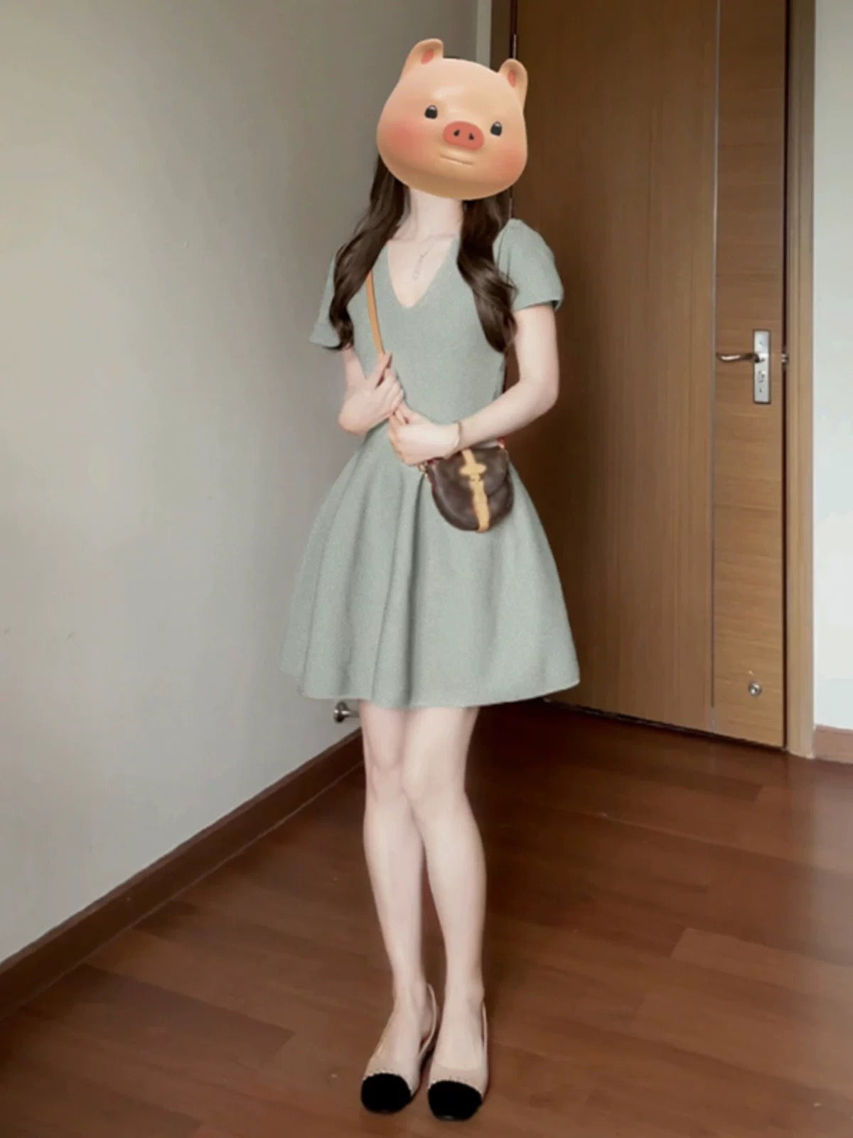 Summer French simple and elegant V-neck dress for small women, new A-line niche design short skirt