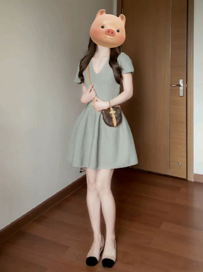 Summer French simple and elegant V-neck dress for small women, new A-line niche design short skirt
