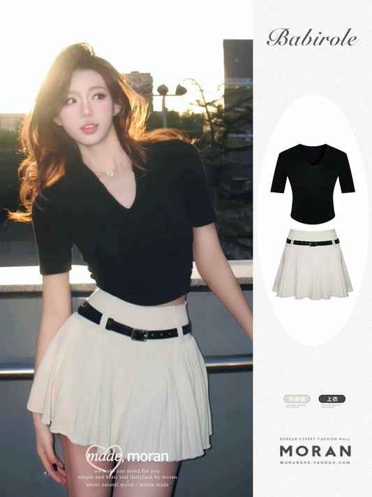 A complete set of tea-style outfits, salt-style light and sophisticated style, V-neck T-shirt top, pleated skirt two-piece suit for women, summer and capable temperament