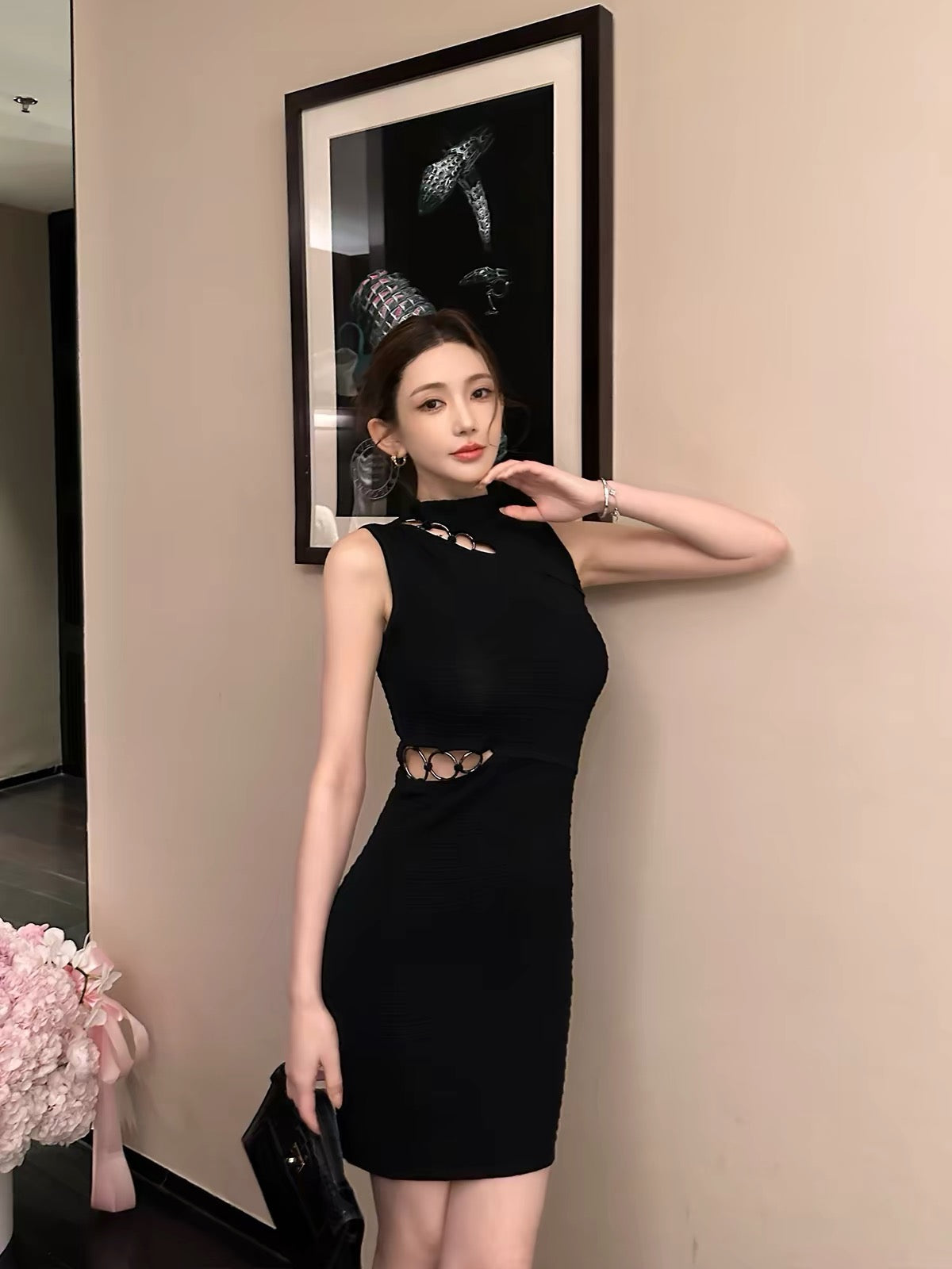 SX Shanxi Black Cut-Out Knit Sleeveless Dress – A Sophisticated, Form-Fitting Mini Dress with a Unique Design and Chic, Mature Appeal.