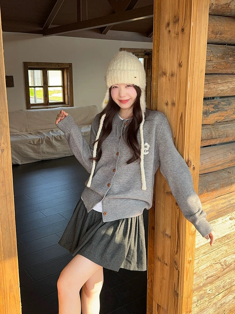 Korean embroidery round neck sweater women 2025 autumn new lazy style soft and loose long-sleeved sweater cardigan trend