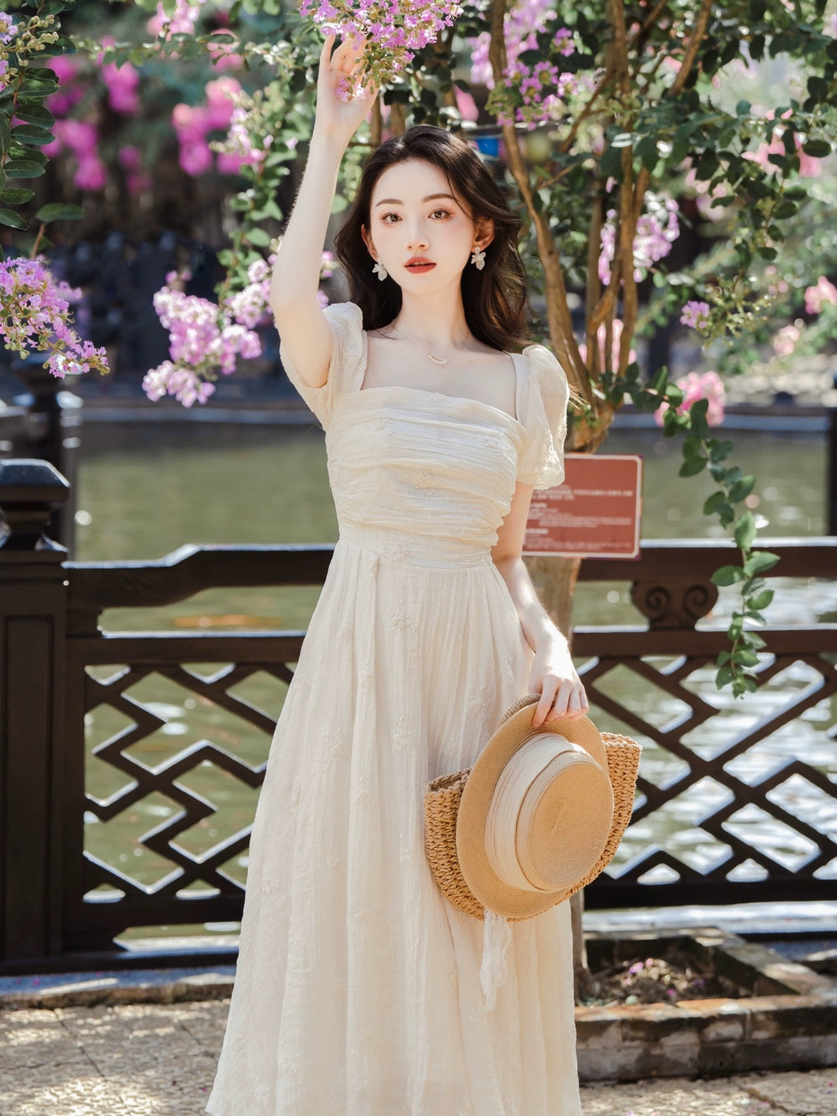 French square neck waist embroidered dress for women summer 2024 new style chic and beautiful tea break skirt fairy super fairy
