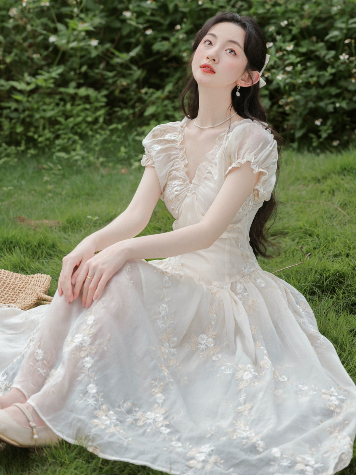 High-end heavy-duty embroidered beautiful dress for women summer 2024 new style French slim temperament v-neck long skirt