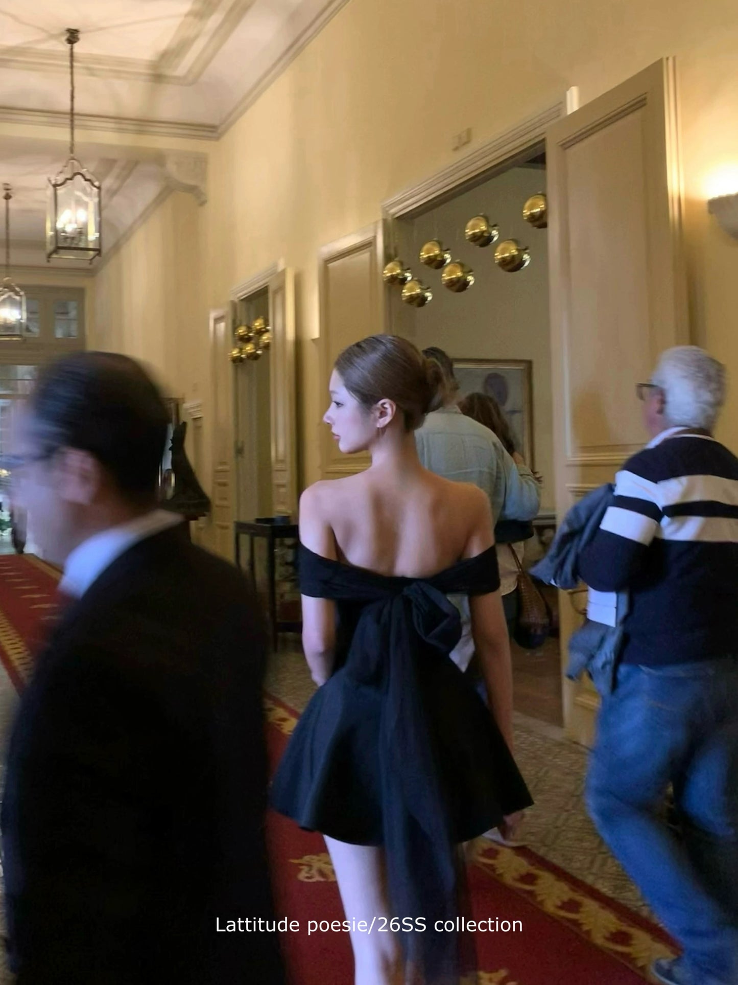 Lattitude/Yang Xiaolu - Off-the-shoulder strapless backless dress with a stylish bow tie for multiple styling options.