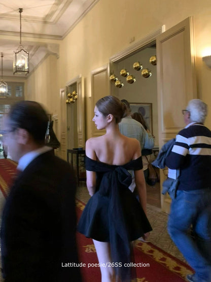 Lattitude/Yang Xiaolu - Off-the-shoulder strapless backless dress with a stylish bow tie for multiple styling options.