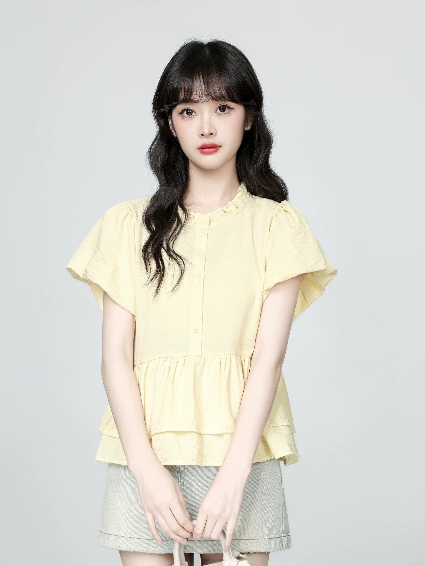French-style yellow short-sleeved shirt for women, new summer 2026 design, puff sleeves, ruffled hem, short top.
