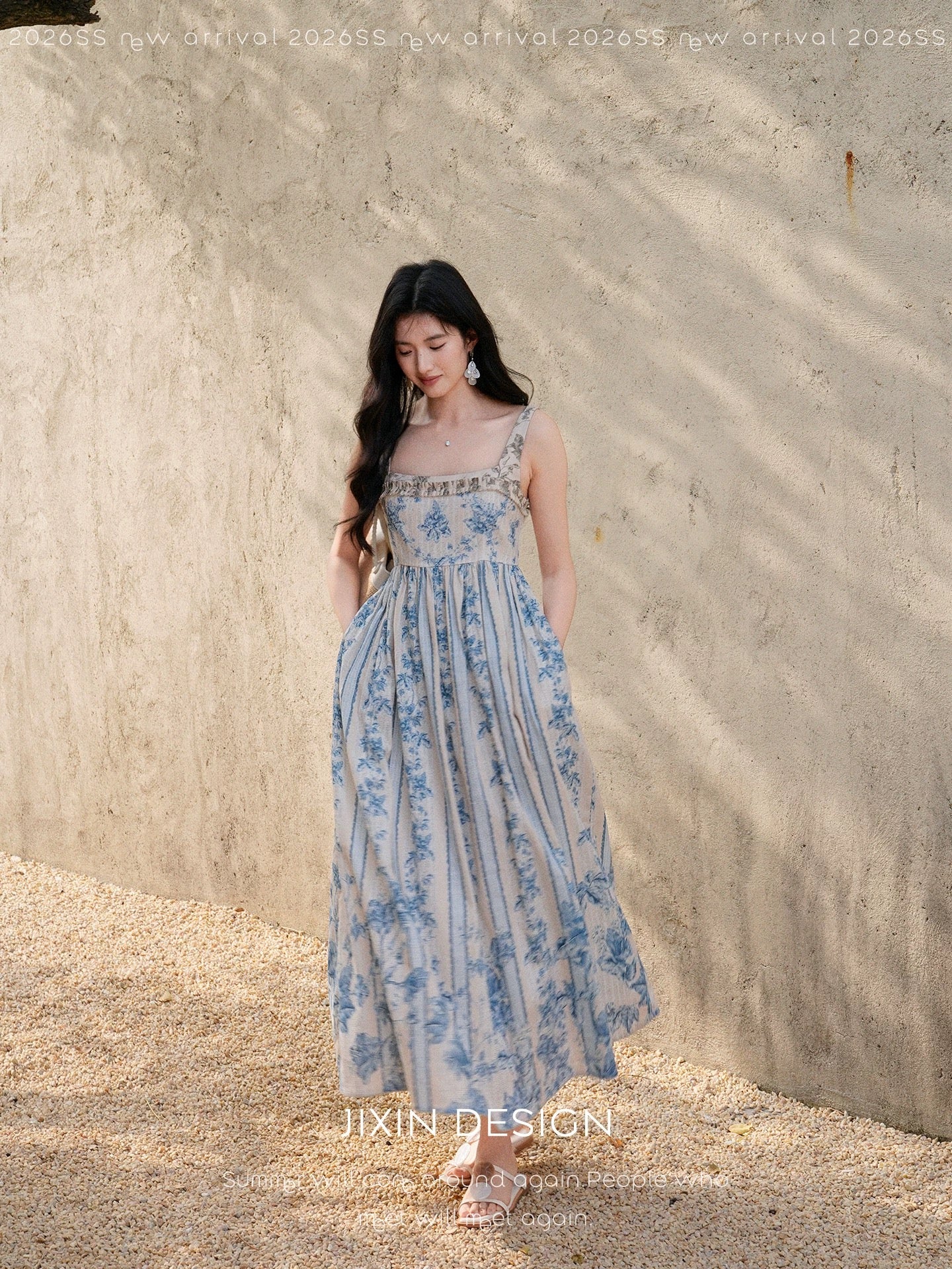 Send a letter to "Lanting" French hand-painted retro-style printed resort-style long dress with a square neckline and spaghetti straps.