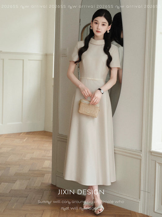 Sending a letter to the "Windsor White" Hepburn-style long dress, off-white rayon short-sleeved stand-collar waist-cinching elegant dress.