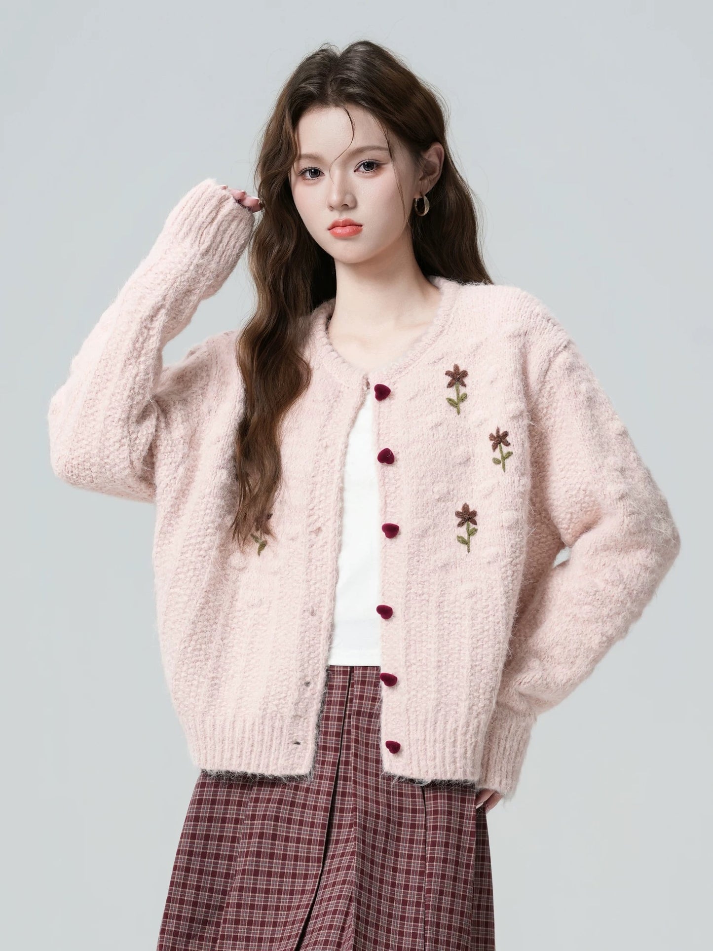 Pink round neck cardigan for women, autumn/winter 2026 new style, floral embroidered knitted cardigan top.