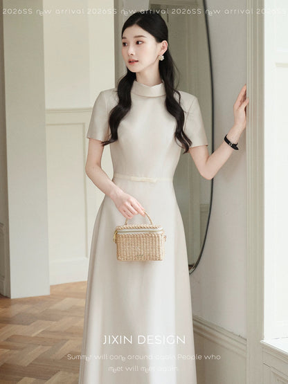Sending a letter to the "Windsor White" Hepburn-style long dress, off-white rayon short-sleeved stand-collar waist-cinching elegant dress.