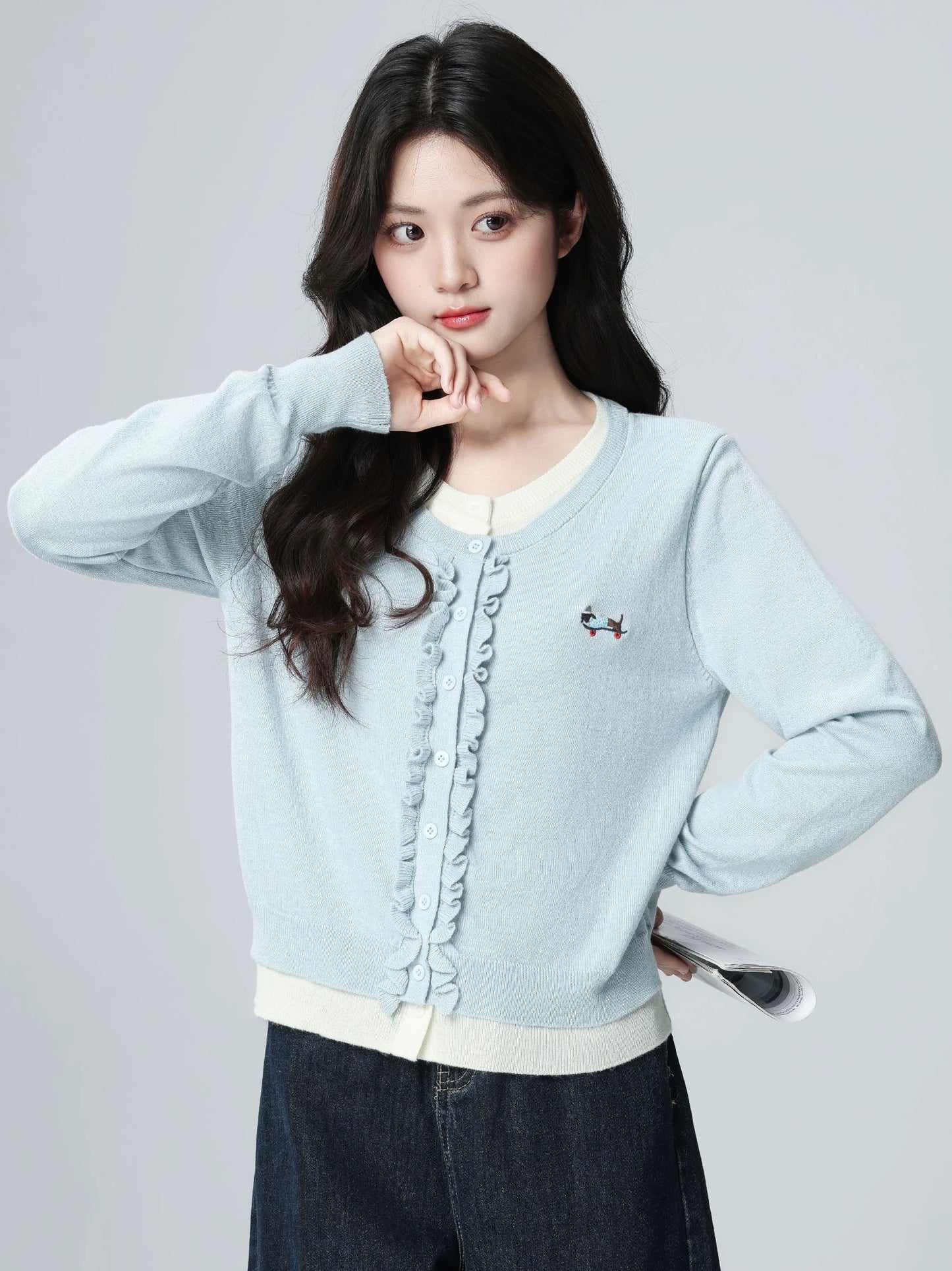 Blue faux two-piece knitted cardigan for women, spring and autumn 2026 new style, color blocking, ruffled trim sweater jacket, short top.