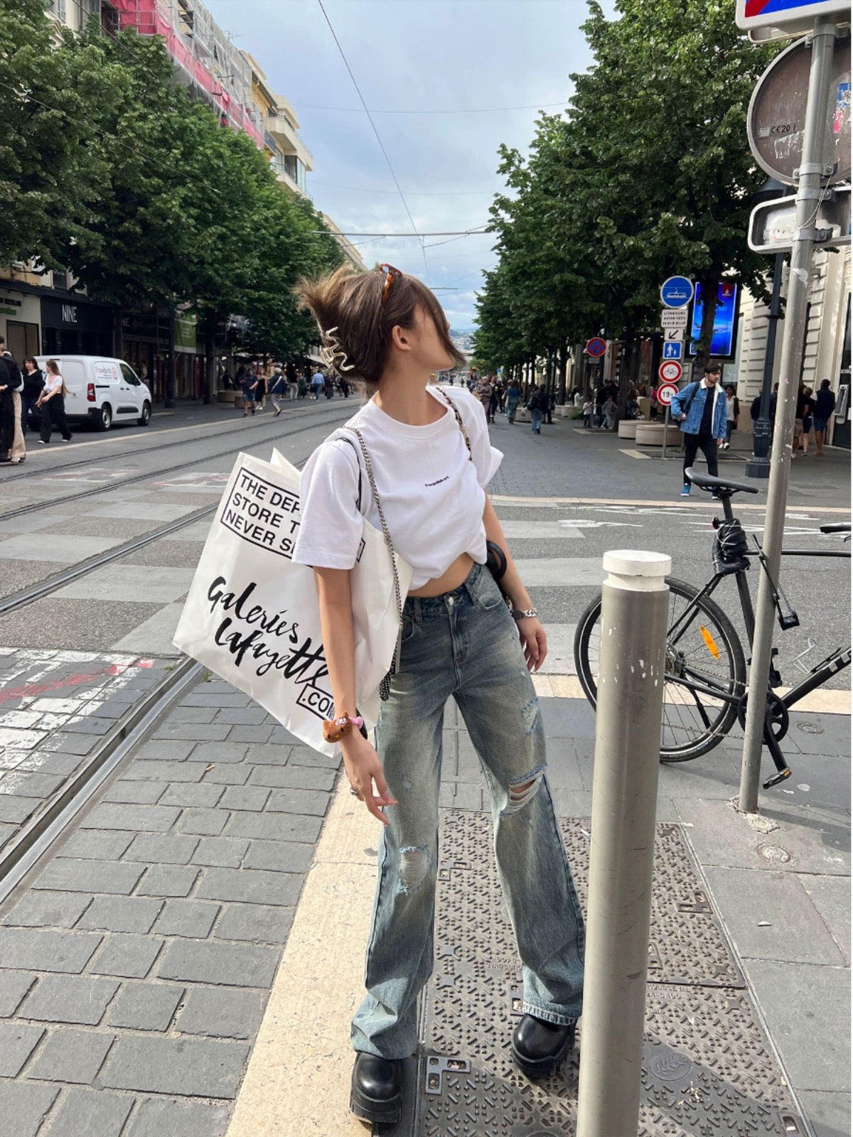 Xinlei Lin is hotly recommended in this issue! Private super complex washed summer refreshing ripped jeans