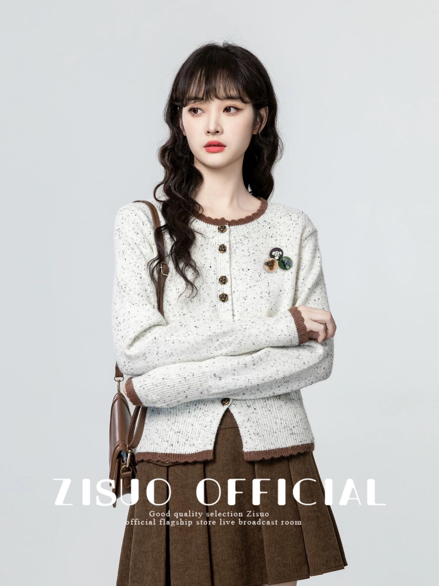 Retro round neck knitted cardigan for women, new spring and autumn 2026 style, unique design, color-blocked sweater jacket, short top.