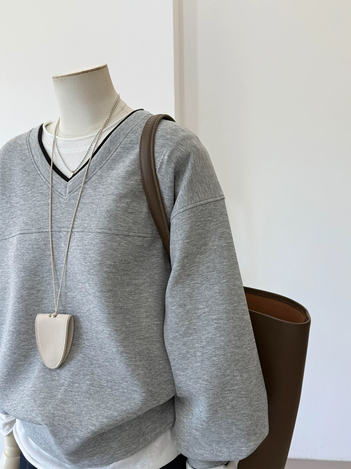 CHAO-level recommendation! Top autumn outfit~ Korean style gray contrast color V-neck design lazy layering long-sleeved sweatshirt for women