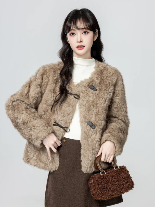 Khaki round neck lamb wool coat for women, winter 2026 new style, fleece-lined and thickened, made of leather and fur.