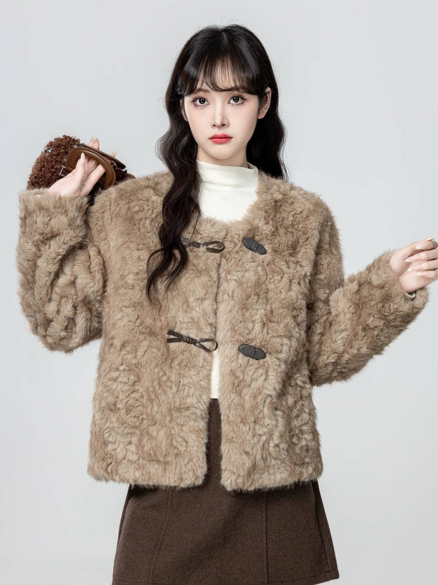 Khaki round neck lamb wool coat for women, winter 2026 new style, fleece-lined and thickened, made of leather and fur.