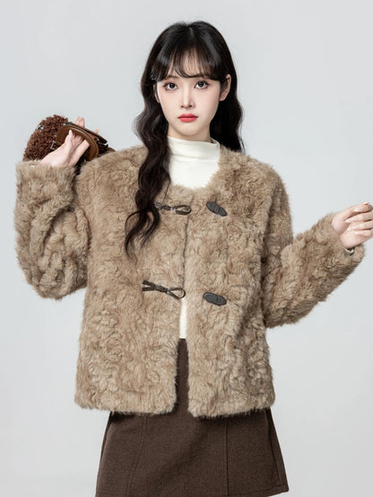 Khaki round neck lamb wool coat for women, winter 2026 new style, fleece-lined and thickened, made of leather and fur.