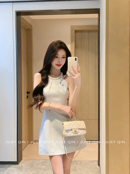 JustQin [SnowCreamy] 2026 New Collection: Sleeveless, Waist-Cinching, Slim-Fit Short Dress with an Elegant Style