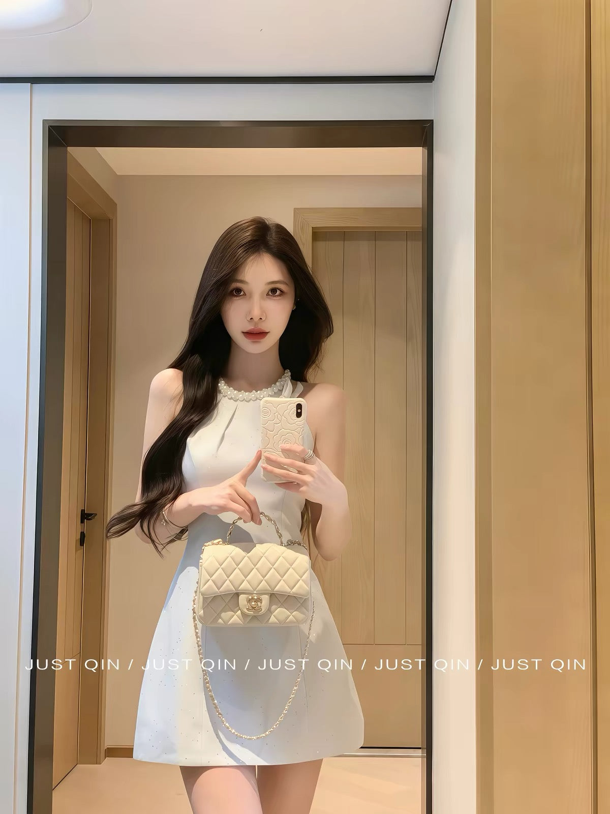 JustQin [SnowCreamy] 2026 New Collection: Sleeveless, Waist-Cinching, Slim-Fit Short Dress with an Elegant Style