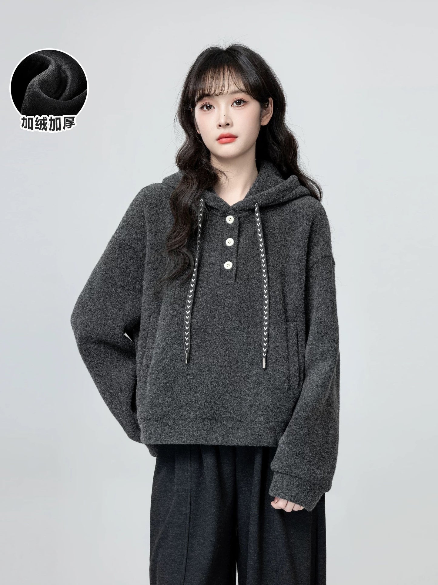 Dark gray hooded sweatshirt for women, fleece-lined and thickened, new autumn/winter style, 2026, pullover sweatshirt, short style for students.