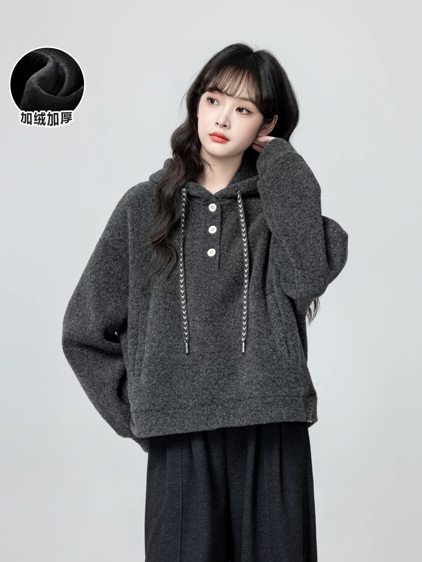 Dark gray hooded sweatshirt for women, fleece-lined and thickened, new autumn/winter style, 2026, pullover sweatshirt, short style for students.