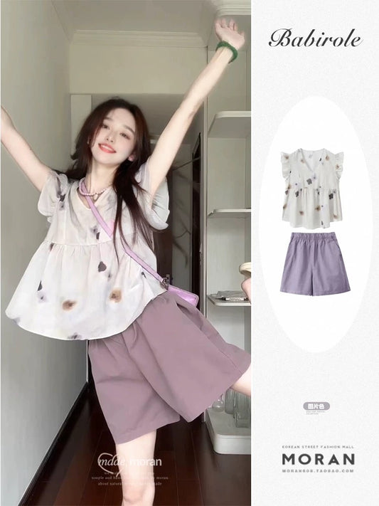 Summer clothes are paired with a set of Korean-style small flying sleeves floral tops and shorts for petite two-piece suits for women with sweet temperament.