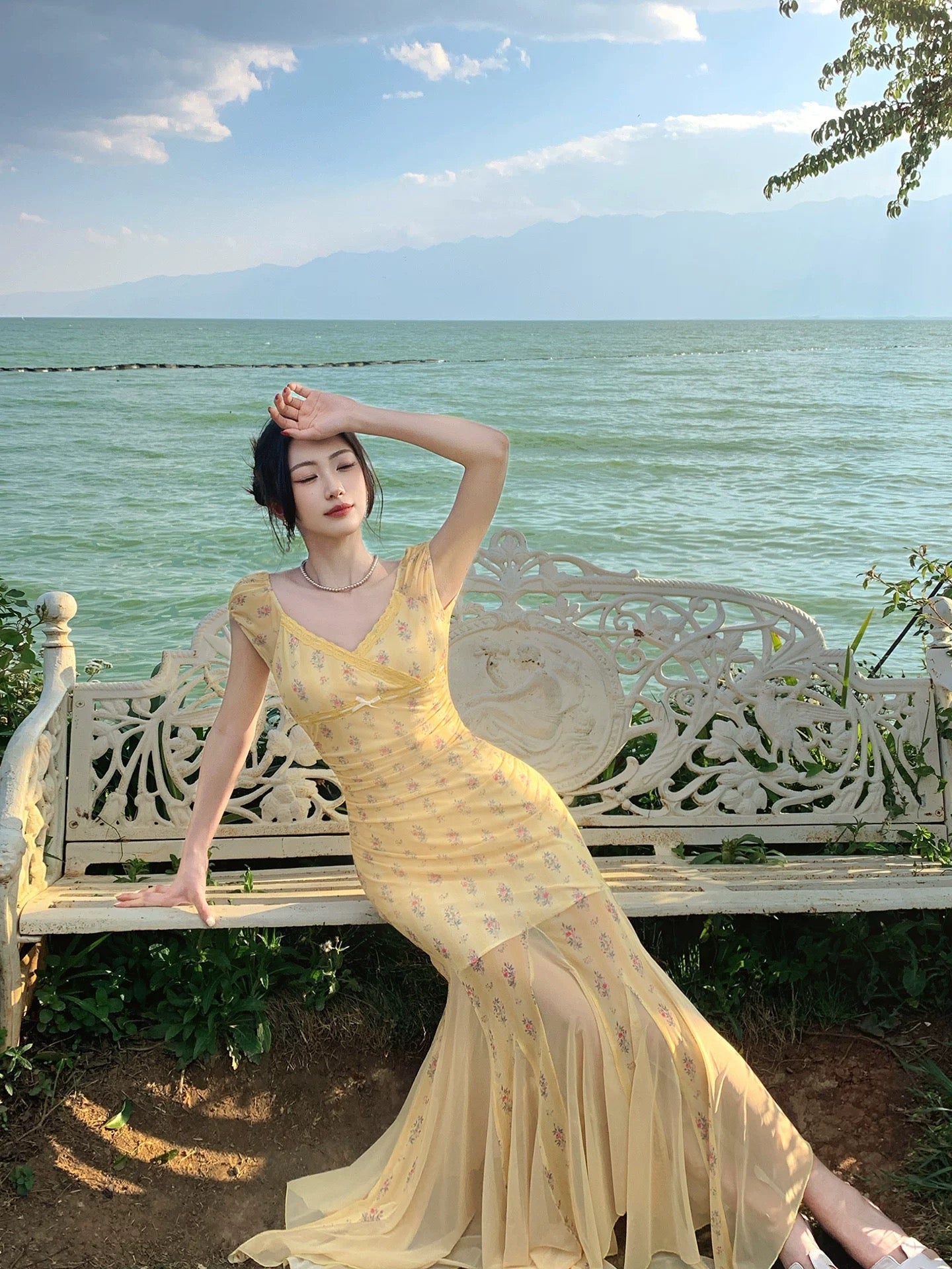 Good Job! 【Sunshine and Flower Shadow】French Style Yellow Short-Sleeve Floral V-Neck Dress for Women, Slimming Fishtail Long Skirt