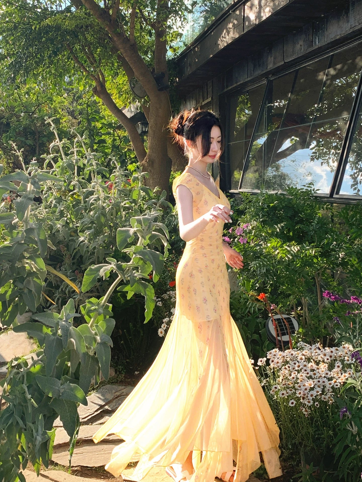 Good Job! 【Sunshine and Flower Shadow】French Style Yellow Short-Sleeve Floral V-Neck Dress for Women, Slimming Fishtail Long Skirt
