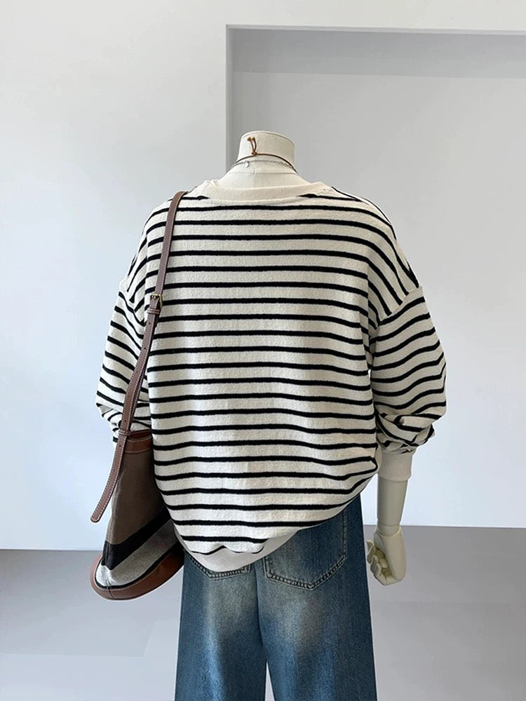 CHAO-level recommendation! Autumn atmosphere outfit ~ Beige and black striped round neck casual age-reducing loose versatile sweatshirt